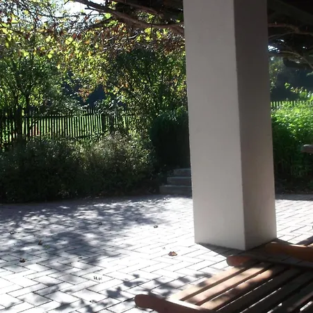 Fuer Drei Personen Mit Terrasse Und Eigenem Gartenanteil