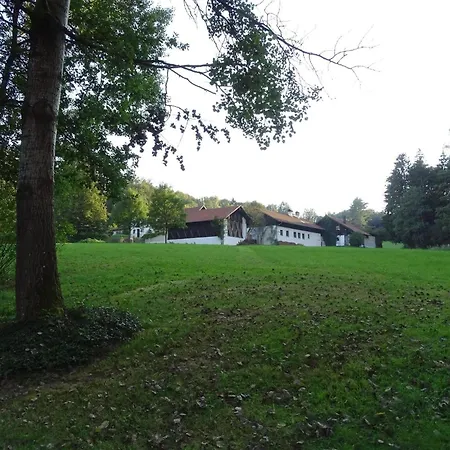 Fuer Drei Personen Mit Terrasse Und Eigenem Gartenanteil Schöllnach